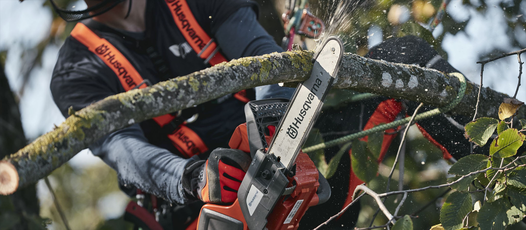 Man med motorsåg från Husqvarna