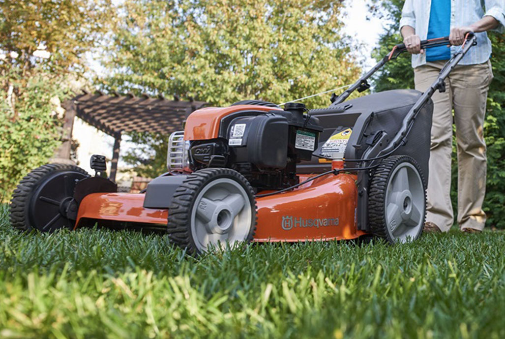 Kvinna med gräsklippare från Husqvarna